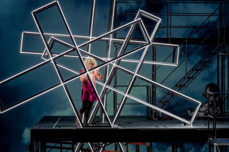 Breaking-the-Waves-20